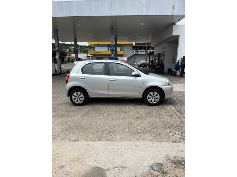 TOYOTA - ETIOS - 2014/2015 - Prata - R$ 49.900,00