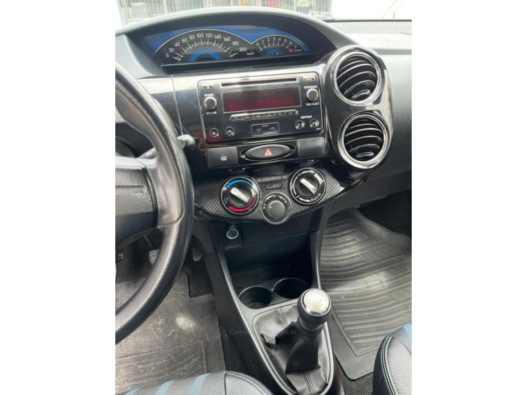TOYOTA - ETIOS - 2014/2015 - Prata - R$ 49.900,00
