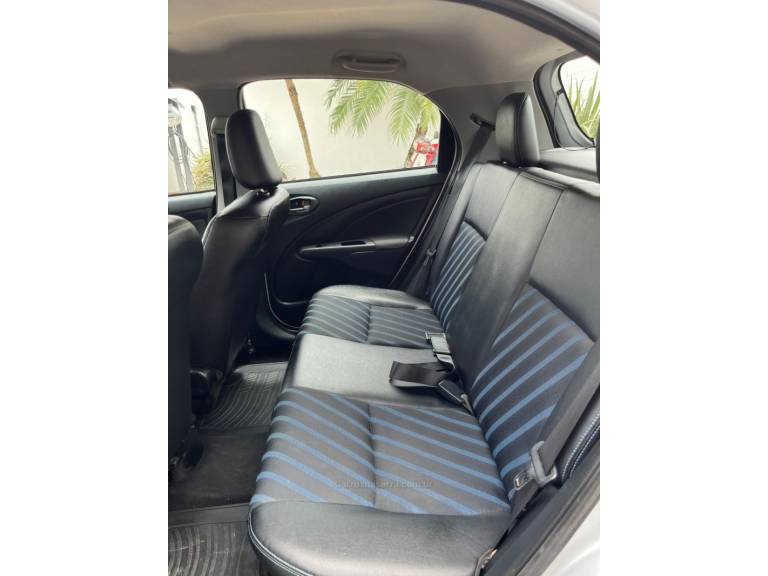 TOYOTA - ETIOS - 2014/2015 - Prata - R$ 49.900,00