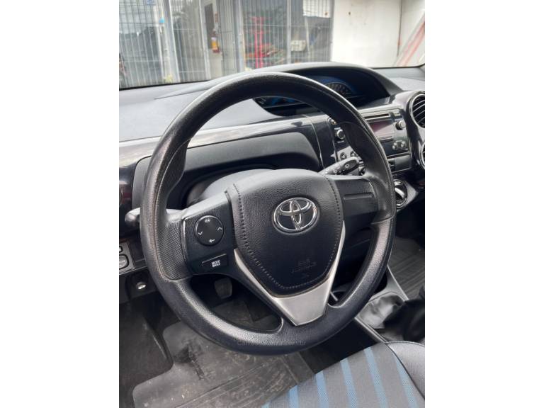 TOYOTA - ETIOS - 2014/2015 - Prata - R$ 49.900,00