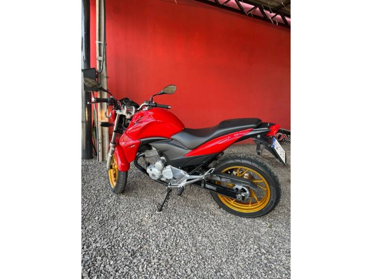 HONDA - CB 300R - 2015/2015 - Vermelha - R$ 19.000,00
