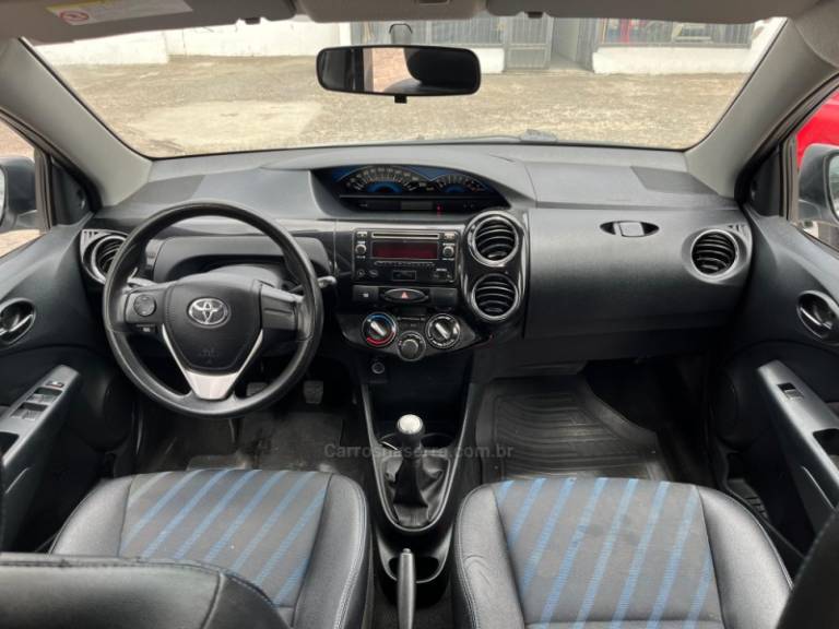 TOYOTA - ETIOS - 2014/2015 - Prata - R$ 49.900,00