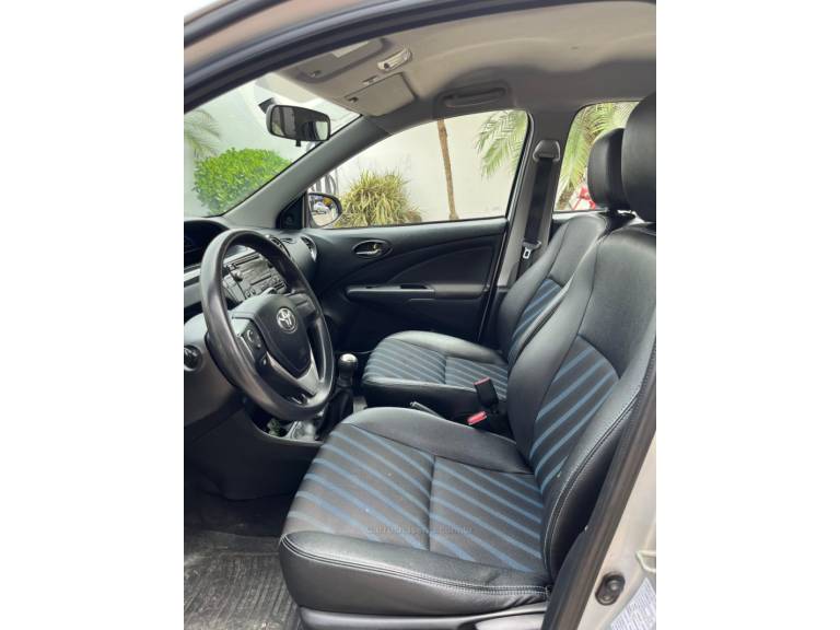 TOYOTA - ETIOS - 2014/2015 - Prata - R$ 49.900,00